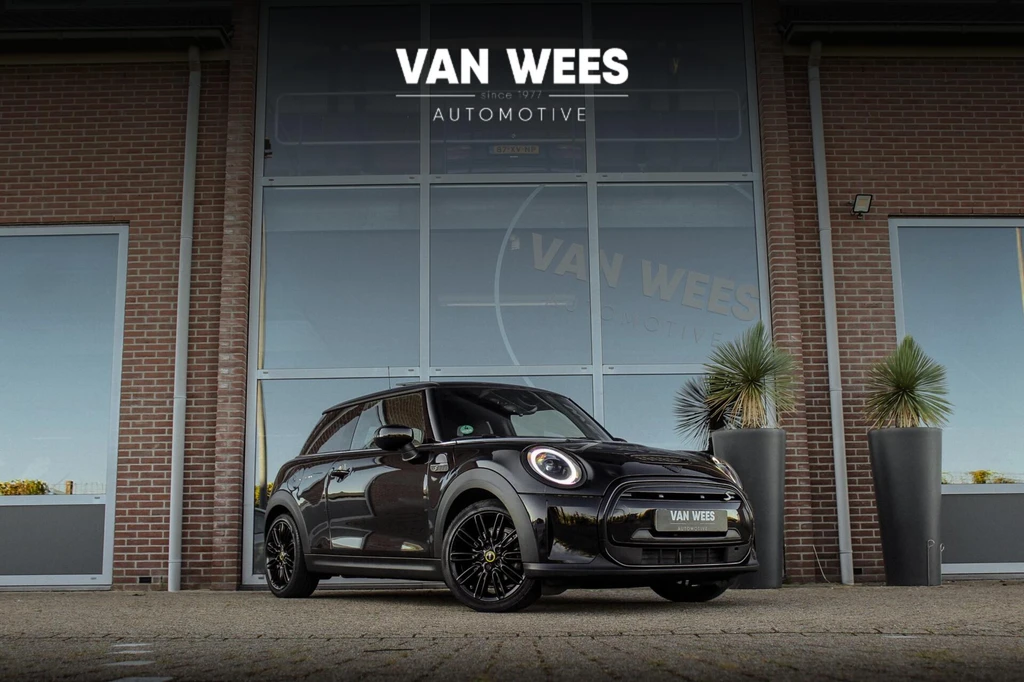 MINI Electric MINI Yours 33 kWh | 1e eigenaar | NL auto | Driving Assistant | Apple Carplay | Panoramadak | Keyless entry | Sportstoelen | DAB | Warmtepomp | Camera | Cruise control